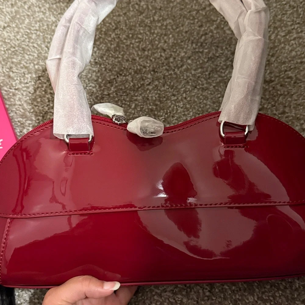 HUDA BEAUTY sleek red